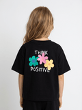 Polera Kids Think Positive - Boxyfit - Wisteria Chile - Polera Kids Think Positive - Boxyfit