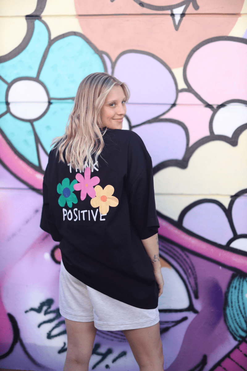 Polera Think Positive - Boxyfit - Wisteria Chile - Polera Think Positive - Boxyfit